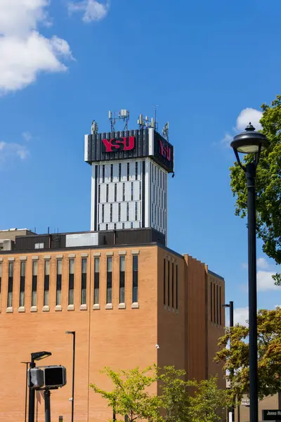 YOUNGSTOWN, OHIO - 14 Ağustos 2024: Youngstown Eyalet Üniversitesi 'nin Youngstown, Ohio' daki kampüs kulesindeki imzası 1908 yılında kuruldu.