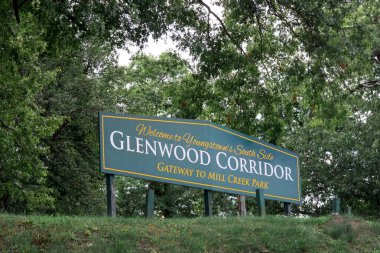 YOUNGSTOWN, OHIO - 14 Ağustos 2024: Youngstown, Ohio 'daki Millcreek metro parkının Glenwood koridorunun işareti