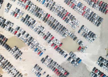 Detroit, Mi USA - 4 Ağustos 2024: Detroit sanayi bölgesinde üretilen kamyonların hava görüntüsü