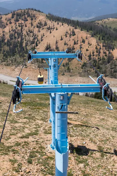 Colorado kayalık dağlarındaki Monarch Tepesi 'ndeki Kablo Araba Kuleleri.