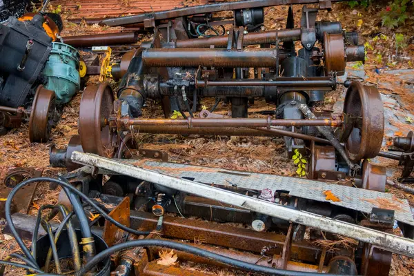 Paslı eski tren tekerlekleri tren yolunda ıslanmış, yağmurda ıslanmış.
