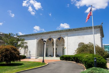 Youngstown, Ohio 'daki Uşak Amerikan Sanat Müzesi. Mavi gökyüzüne karşı.