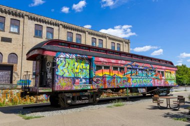 Pittsburgh, Pennsylvania - 11 Ağustos 2024 Pittsburgh şehir merkezindeki bir vagona renkli grafiti.