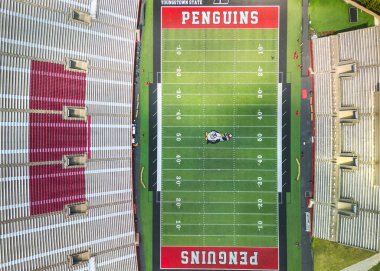 YOUNGSTOWN, OHIO - 14 AĞUSTOS 2024: Youngstown Eyalet Üniversitesi kampüsü ve Ohio şehir merkezindeki Penguen Stadyumu