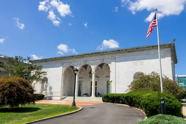 Youngstown, Ohio 'daki Uşak Amerikan Sanat Müzesi. Mavi gökyüzüne karşı.