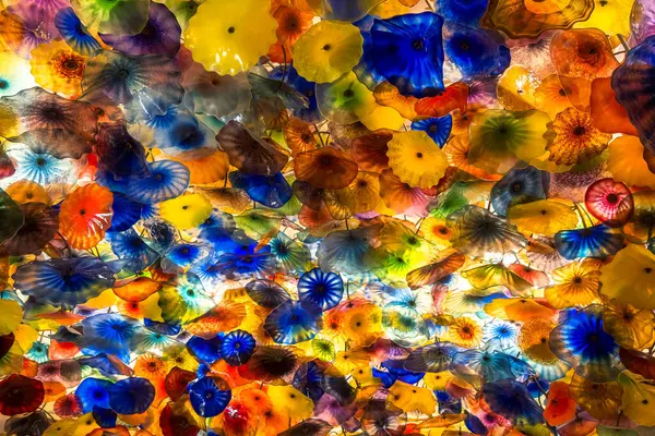 Arka plan kullanımı için tavanda renkli cam çiçek ışıklandırma dekorasyonu.