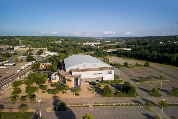 YOUNGSTOWN, OHIO - 14 Ağustos 2024: Covelli Merkezi 'nin havadan görünüşü Youngstown, Ohio' da çok amaçlı bir arena.