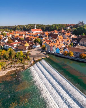 Landsberg am Lech 'in havadan görünüşü Lech nehri üzerinde tarihi bir şehirdir..