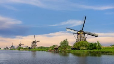 Hollanda 'daki UNESCO dünya mirası sahası Kinderdijk' teki Tarihi rüzgar değirmenleri