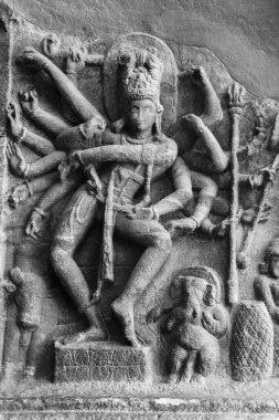Hindistan 'ın Karnataka kentindeki Badami mağaralarında Shiva ve Ganesha dansı yapan Hindu tanrılarının tarihi heykeli veya oyması..