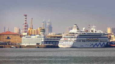Mumbai, INDIA - 6 Aralık 2015: AIDA yolcu gemisi AIDA Aura Hindistan 'da Mumbai limanına demirli bir Alman yolcu gemisidir...,