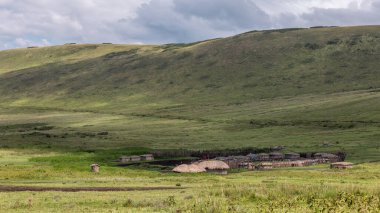 Tanzanya 'nın Ngorongoro bölgesindeki Masai köyünün panoramik manzarası.