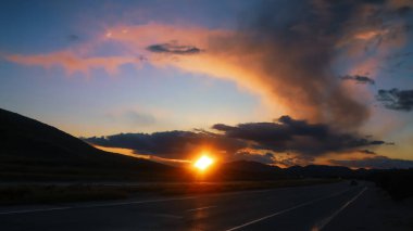Güney Kaliforniya 'da dramatik gökyüzü yolu ile gün batımı.