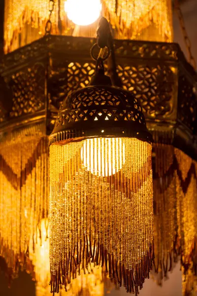 Geleneksel Arap tarzı boncuklu lamba.