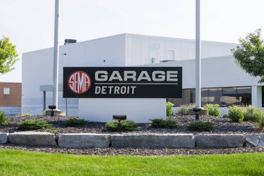 Plymouth, Michigan - 20 Temmuz 2024: Plymouth, Michigan 'daki SEMA Garajının imzası, otomotiv endüstrisi için özel yüksek teknoloji araçları ve ekipmanlar sağlamaktadır.