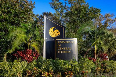 Orlando, Florida - 23 Aralık 2022: Orlando, UCF 'deki Central Florida Üniversitesi giriş işareti ABD' deki en büyük ikinci devlet üniversitesidir.