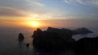 Sabahın erken saatlerinde Madeira Adası 'ndaki kayalıkların, kayalıkların ve deniz yığınlarının manzarası. Güneşin doğuş saati.