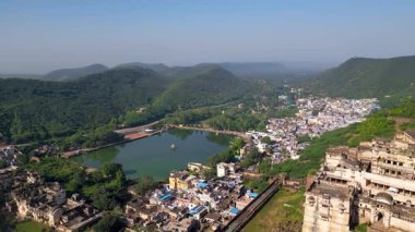 Bundi, Rajasthan, Hindistan - 12 Ekim 2022: Tarihi Bundi şehri, Taragarh Kalesi Bundi şehrinde yuva yapmış devasa bir mimaridir.