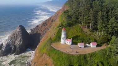 Tarihsel Heceta Deniz Feneri Oregon eyaleti, ABD 'deki uçurumun Pasifik sahili boyunca uzanan.