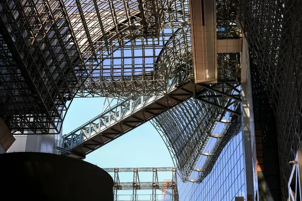 Kyoto tren istasyonu ve alışveriş merkezi cam çatısının modern mimarisi