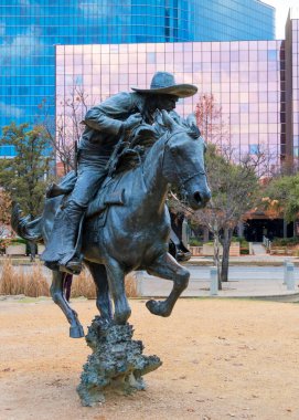 Dallas, Teksas 'taki Pioneer Plaza Halk Parkı' nda atının üzerindeki iz sürücünün bronz heykeli.