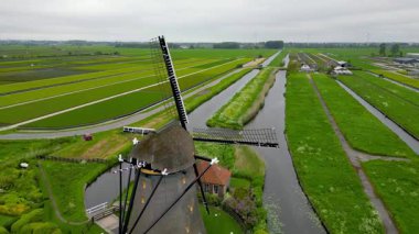 Rietveldse Molen 'in havadan görünüşü Hollanda' da Zoetermeer yakınlarında bulunan tarihi bir rüzgar değirmeni..