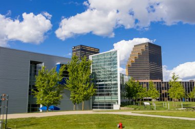 Arusha, Tanzanya - 22 Mart 2025: Arusha şehrinin havadan görünüşü, safari noktalarına ve Afrika 'nın en yüksek zirvesi olan Mt. Kilimanjaro.