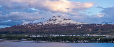 Akureyri şehri, İzlanda 'nın beşinci büyük şehri ve Kuzey İzlanda' nın en büyük şehridir.