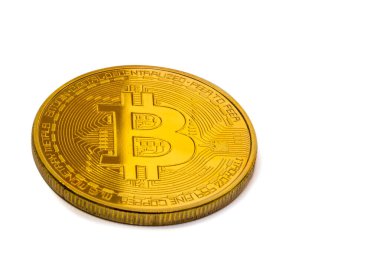 Beyaz arkaplanda izole edilmiş altın bir para üzerindeki Bitcoin sembolünün görünümünü kapat.