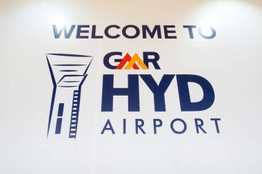 Hyderabad, INDIA - 10 Aralık 2023: Hindistan 'ın Hyderabad kentindeki Rajiv Gandhi Uluslararası Havalimanı' na hoş geldin tabelası. GMR Grubu Hindistan 'daki büyük havaalanlarının sahibi, işletmecisi ve işletmecisi..