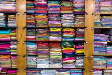 Renkli ipek elbiseler mağazada satılıyor..