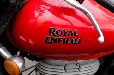 Mumbai, Hindistan - 26 Haziran 2025: Royal Enfield motorsikletinin yakın görüntüsü, merkezi Chennai 'de bulunan ve üretilen bir Hint motosiklet üreticisi..