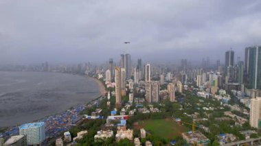 Mumbai, INDIA - 24 Haziran 2025: Uzun gökdelenler ve apartman evleri inşa edilmiş Mumbai şehri havadan görünüşü.