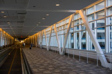 Minneapolis, ABD - 12 Şubat 2024: Yoğun saatlerde Minniapolis Uluslararası Havaalanı 'nın iç görünümü.