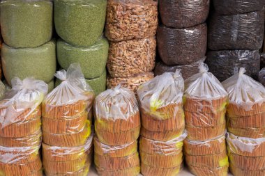 Hindistan 'da satılık tarçın, karanfil ve Cardamolar da dahil olmak üzere baharat dolu çantaların yakın görüntüsü.