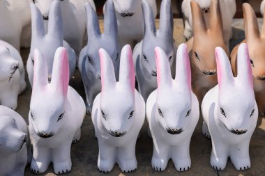 Hindistan 'ın kırsal kesimlerinde yapılan birçok tavşan modeli el işi..