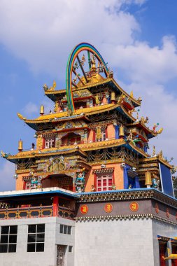 Hindistan 'ın Kushal Nagar kentindeki Namdroling Manastırı' nın dış mimarisi.