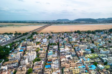 Vijayawada, INDIA - Temmuz 2006, 2025: Güney Hindistan şehri Vijayawada 'nın renkli evleri ve daireleri, Andhra Pradesh Güney Hindistan' da büyük bir ticari merkez değildir...