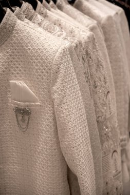 Pahalı adamlar Kurta gösteri odasında satılık elbiseler giyer. Hindistan 'da geleneksel bir etkinlik ve kutlama kıyafeti..