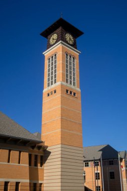 Richard M. DeVos Center binası, Grand Valley Eyalet Üniversitesi kampüsünde saat kulesi, Grand Rapids, Michigan