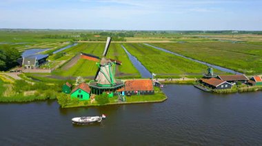 Hollanda, Kuzey Hollanda Zaan 'daki Zaanse Schans' taki tarihi rüzgar değirmenlerinin havadan görünüşü ünlü bir turistik yerdir..