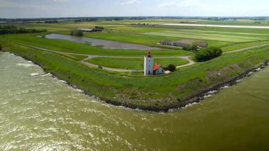Hollanda 'da ilkbaharda yemyeşil alanlar arasında Atlantik kıyısındaki De Ven hafif evinin havadan görünüşü