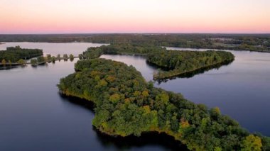 Detroit yakınlarındaki Michigan 'daki hava manzaralı metro parkı Alacakaranlık sırasında.
