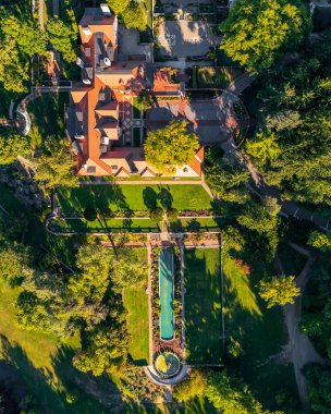 Bloomfield Hills, Michigan- 30 Eylül 2022: Tarihi Cranbrook evi ve bahçeleri, Michigan, Bloomfield Hills 'teki 1908 İngiliz Tudor malikanesidir.