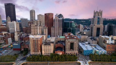 Pittsburgh City gökdeleni, PWC, Huntington Bank, BNY MELLON ve UPMC gibi dünyaca ünlü şirket binaları ile 10 Ağustos 2024