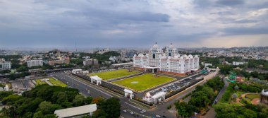 Hindistan 'ın Hyderabad kentindeki Telangana Devlet Sekreterliği binasının hava manzarası bulutlu bir günde akşam saatlerinde.
