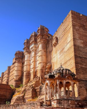Milattan sonra 1459 'da Hindistan' ın Jodhpur kentindeki Mehrangarh kalesinin önündeki tarihi pavyon.