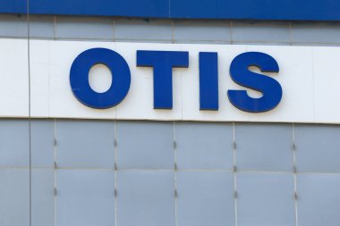Hyderabad, INDIA - 26 Ekim 2022: OTIS tabelası Hyderabad, Hindistan 'daki Teknik Merkezde, OTIS asansör ve yürüyen merdiven üreticileri için önde gelen bir şirkettir..