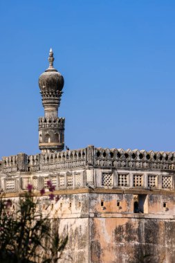 Hindistan, Hyderabad 'daki tarihi Golconda kalesinin tek minaresi mavi gökyüzüne karşı..