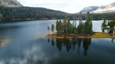 Utah 'taki Uinta Wasatch önbelleğindeki Ayna Gölü' ndeki adanın havadan görünüşü.